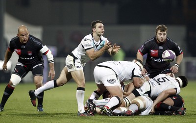 221016 - Lyon v Ospreys - European Rugby Challenge Cup -Habberfield of Ospreys gets the ball away