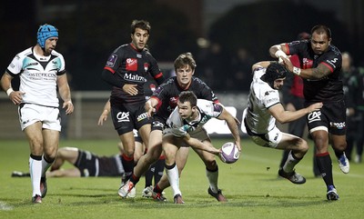 221016 - Lyon v Ospreys - European Rugby Challenge Cup -Habberfield of Ospreys gets the ball away