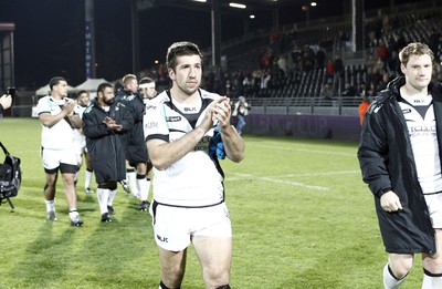 221016 - Lyon v Ospreys - European Rugby Challenge Cup -Justin Tipuric of Ospreys at the end of the game