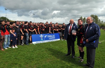 Maesteg Quins Receive SWALEC League 4 South West Trophy 140511