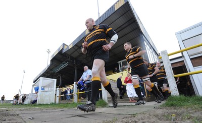 24.04.10 -  Maesteg v Loughor - SWALEC League Two West - Maesteg players runs out. 