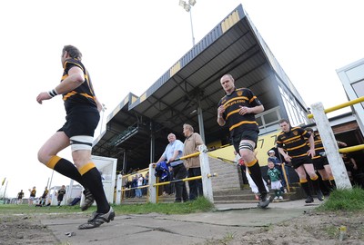 24.04.10 -  Maesteg v Loughor - SWALEC League Two West - Maesteg players runs out. 