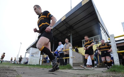 24.04.10 -  Maesteg v Loughor - SWALEC League Two West - Maesteg players runs out. 