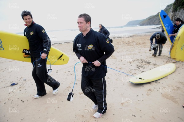 05.05.09 -  Shane Williams of the Magners League get a taste of South Africa at Caswell Bay, Swansea ahead of the British & Irish Lions tour. **PICTURES COURTESY OF MAGNERS LEAGUE** 