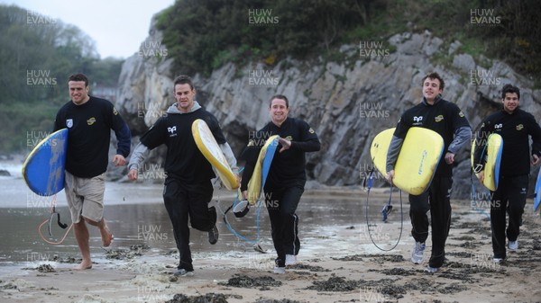 05.05.09 -  Jamie Roberts, Lee Byrne, Shane Williams, Tommy Bowe and Mike Phillips of the Magners League get a taste of South Africa at Caswell Bay, Swansea ahead of the British & Irish Lions tour. **PICTURES COURTESY OF MAGNERS LEAGUE** 