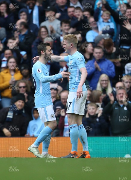 220418 - Manchester City v Swansea - Premier League - Kevin De Bruyne of Manchester City celebrates scoring a goal with team mates