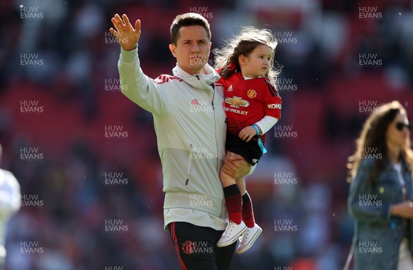 120519 - Manchester United v Cardiff City - Premier League - Ander Herrera of Manchester United thanks the fans with his daughter