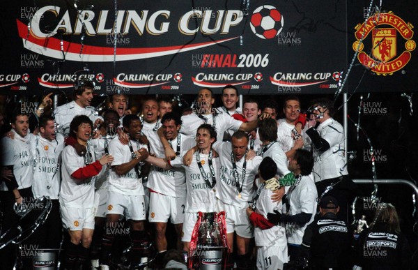 260206 - Manchester United v Wigan Athletic - Carling Cup Final - Mancherster United celebrate winning the Carling Cup