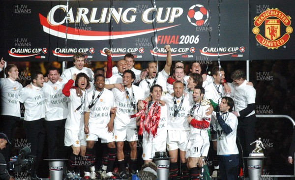 260206 - Manchester United v Wigan Athletic - Carling Cup Final - Mancherster United celebrate winning the Carling Cup