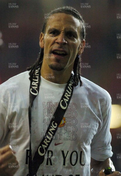 260206 - Manchester United v Wigan Athletic - Carling Cup Final - Manchester United Rio Ferdinand celebrates winning the Carling Cup