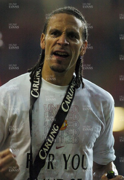 260206 - Manchester United v Wigan Athletic - Carling Cup Final - Mancherster United Rio Ferdinand celebrates winning the Carling Cup 