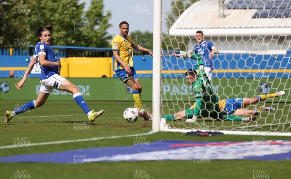 020526 - Mansfield Town v Cardiff City - Sky Bet League 1 - Joel Colwill of Cardiff just misses the shot on goal