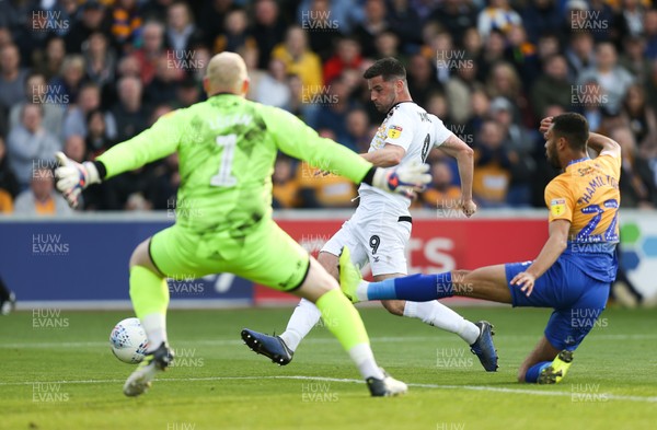 120519 - Mansfield Town v Newport County, Sky Bet League 2 Play Off Semi Final, second leg - Padraig Amond of Newport County fires a shot at goal as Mansfield Town goalkeeper Conrad Logan and CJ Hamilton of Mansfield Town close in