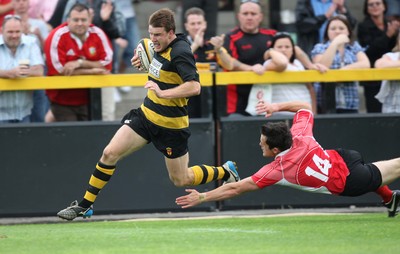 02.08.08 -  Newport v Cross Keys, Men of Gwent 7's FINAL, Rodney Parade- Newport's Craig Hill beats Cross Keys Will Johnstone to score try 