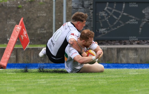 030525 - Merthyr RFC v Neath RFC, WRU Admiral Premiership - Dafydd Thomas of Merthyr scores try