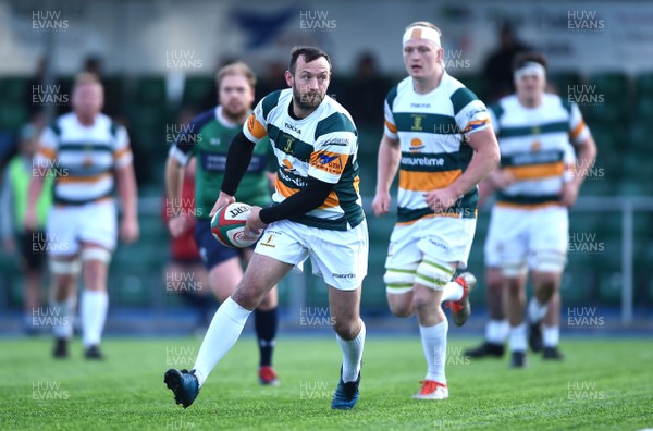 041117 - Merthyr v Cardiff - Principality Premiership - Gareth Davies of Merthyr