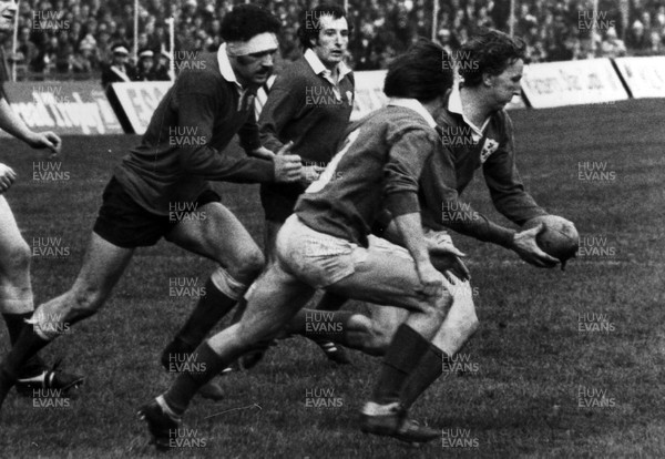 150375 - Wales v Ireland - Five Nations Championship - Mervyn Davies chases Billy McCombe as he breaks with Richard Milliken outside him