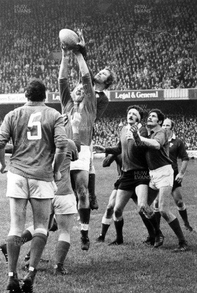 Library pic - Wales v France - Estere (5) sees Cester beat Williams in the lineout as Mervyn Davies watches