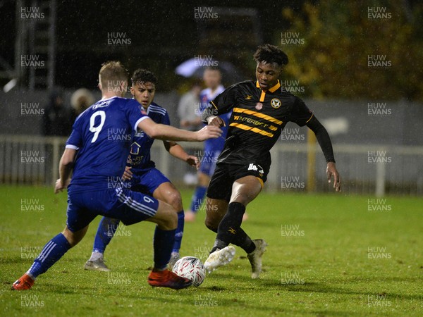 101118  - Metropolitan Police v Newport County - FA Cup First Round -  Antoine Semenyo of Newport takes on the Met defence