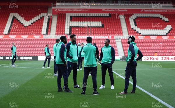 031023 - Middlesbrough v Cardiff City - Sky Bet Championship - Cardiff City players arrive and check out the pitch