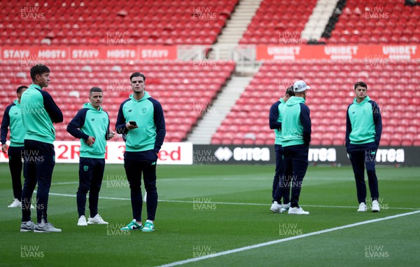 031023 - Middlesbrough v Cardiff City - Sky Bet Championship - Cardiff City players arrive and check out the pitch