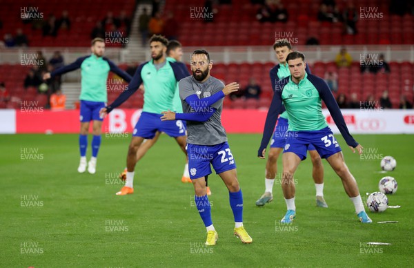 031023 - Middlesbrough v Cardiff City - Sky Bet Championship - Cardiff City players warming up