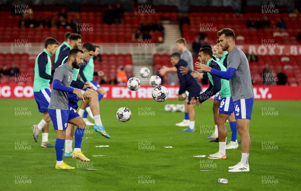 031023 - Middlesbrough v Cardiff City - Sky Bet Championship - Cardiff City players warming up