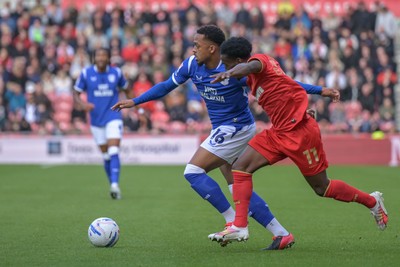 171026 - Middlesbrough v Cardiff City - Sky Bet Championship - Chris Willock of Cardiff City beats Amario Cozier-Duberry of Middlesbrough to the ball