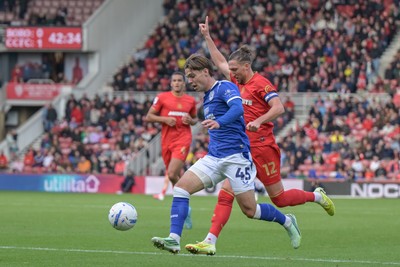 171026 - Middlesbrough v Cardiff City - Sky Bet Championship - Cian Ashford of Cardiff City attacks down the left under pressure from Luke Ayling of Middlesbrough