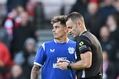 171026 - Middlesbrough v Cardiff City - Sky Bet Championship - Alex Robertson of Cardiff City captain speaks to Referee Tom Nield after the red card for Gabriel Osho of Cardiff City