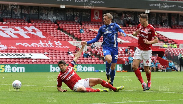 180720 - Middlesbrough v Cardiff City - Sky Bet Championship - Danny Ward of Cardiff (C) tries a glancing shot
