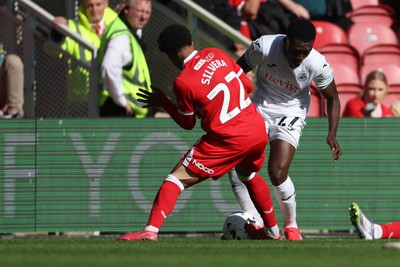 090825 - Middlesbrough v Swansea City - Sky Bet Championship - Swansea City's Zeidane Inoussa battles for the ball with Middlesbrough's Samuel Silvera