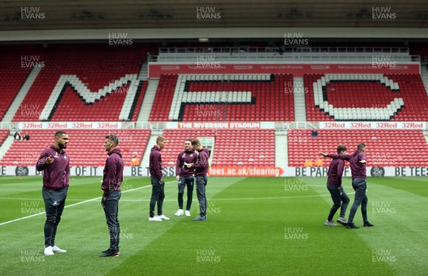 220918 - Middlesbrough v Swansea City - SkyBet Championship - Swansea City players arrive and take a look at the pitch