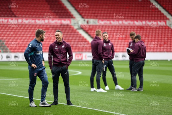 220918 - Middlesbrough v Swansea City - SkyBet Championship - Swansea City players arrive and take a look at the pitch