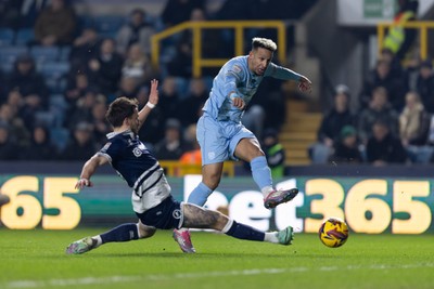 210125 - Millwall v Cardiff City - Sky Bet Championship - Callum Robinson of Cardiff City shoots