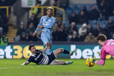 210125 - Millwall v Cardiff City - Sky Bet Championship - Callum Robinson of Cardiff City shoots