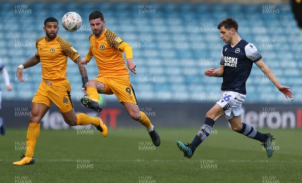 040120 - Millwall v Newport County - FA Cup Round 3 - Padraig Amond of Newport County is challenged by Jayson Molumby of Millwall