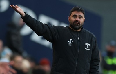 040126 - Millwall v Swansea City, EFL Sky Bet Championship - Swansea City head coach Vitor Matos