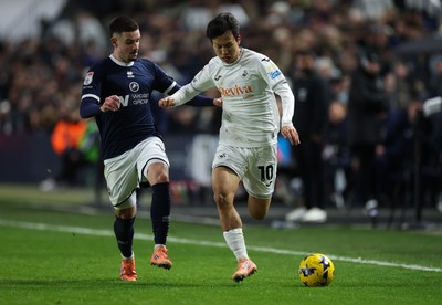 040126 - Millwall v Swansea City, EFL Sky Bet Championship - Ji-Sung Eom of Swansea City holds off Camiel Neghli of Millwall