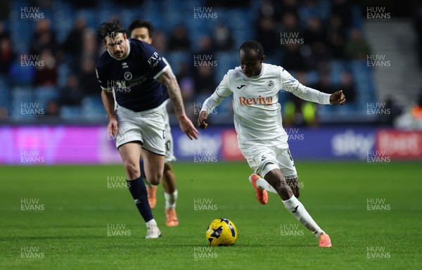 040126 - Millwall v Swansea City, EFL Sky Bet Championship - Malick Yalcouye of Swansea City gets away from Tristan Crama of Millwall