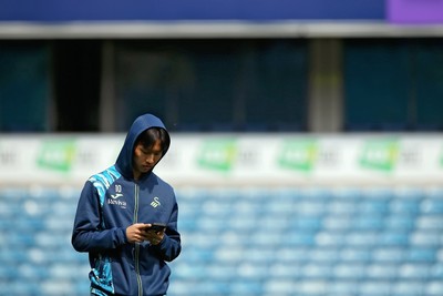 260425 - Millwall v Swansea City - Sky Bet Championship - Eom Ji-Sung of Swansea on arrival 