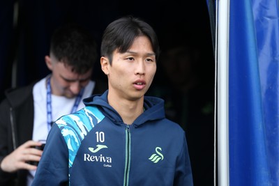 260425 - Millwall v Swansea City - Sky Bet Championship - Eom Ji-Sung of Swansea on arrival 