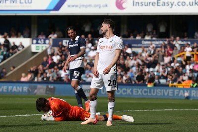 260425 - Millwall v Swansea City - Sky Bet Championship - Liam Cullen of Swansea looks frustrated as a cross eludes him 