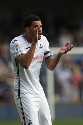 260425 - Millwall v Swansea City - Sky Bet Championship - Ben Cabango of Swansea encouraging his players