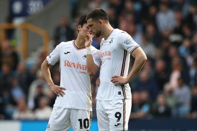 260425 - Millwall v Swansea City - Sky Bet Championship - Eom Ji-Sung and Zan Vipotnik of Swansea in discussion