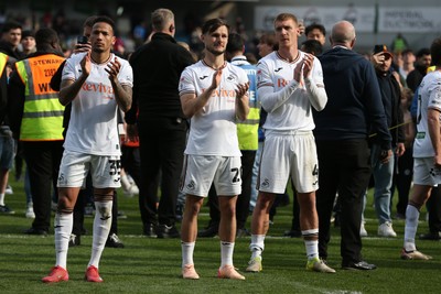260425 - Millwall v Swansea City - Sky Bet Championship - Swansea players applaud the travelling fans