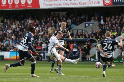 260425 - Millwall v Swansea City - Sky Bet Championship - Lewis O'Brien of Swansea shoots 