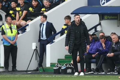 260425 - Millwall v Swansea City - Sky Bet Championship - Alan Sheehan (Manager) of Swansea issues instructions