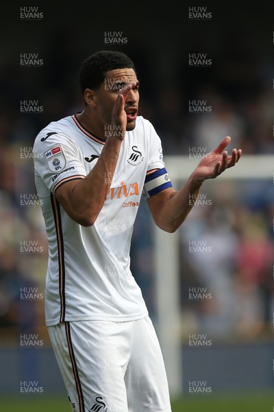 260425 - Millwall v Swansea City - Sky Bet Championship - Ben Cabango of Swansea encouraging his players