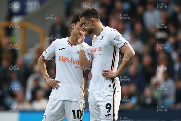 260425 - Millwall v Swansea City - Sky Bet Championship - Eom Ji-Sung and Zan Vipotnik of Swansea in discussion